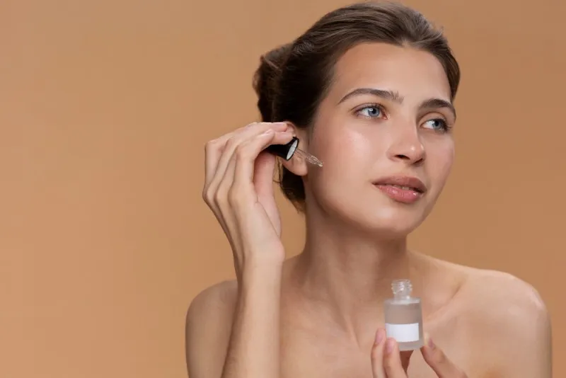 imgi_26_side-view-woman-using-face-serum-1