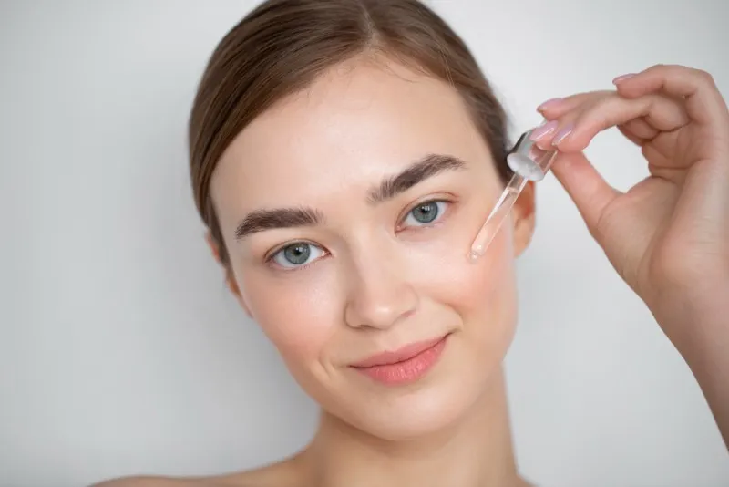 woman-with-clear-skin-using-face-serum-1